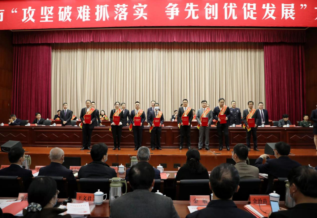 喜讯 | 澳门六合彩手机客户端化学公司总经理荣获临海市“功勋企业家”荣誉称号